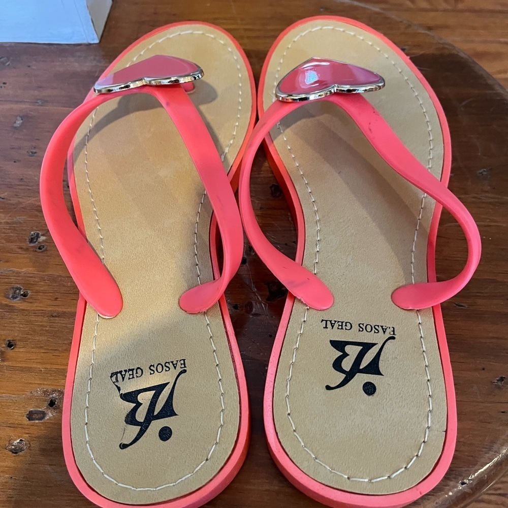 Playful Pink Heart Sandals for Summer - Picture 3 of 10
